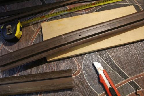 Как приклеить пластиковый плинтус на пол. Как правильно крепить напольный пластиковый плинтус