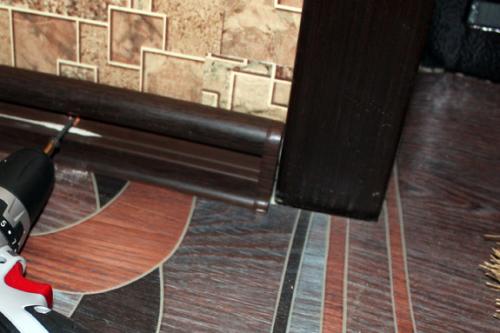 Как приклеить пластиковый плинтус на пол. Как правильно крепить напольный пластиковый плинтус