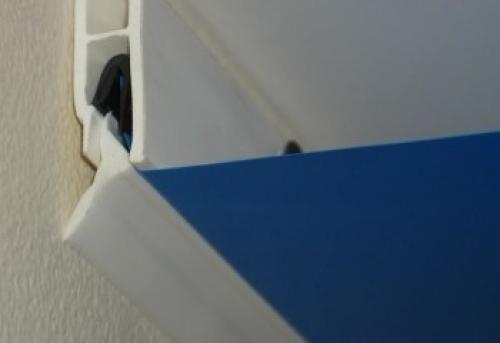 На что клеить потолочный плинтус к натяжному потолку. Все о монтаже и ремонте потолков своими руками