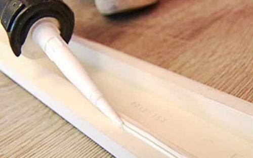 На что клеить потолочный плинтус из полиуретана. Клей для полиуретановых плинтусов: виды клея, расчёт количества и пошаговая инструкция для приклеивания стыков и потолочных плинтусов