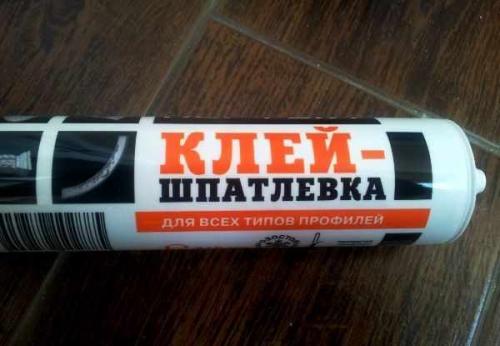 На что клеить потолочный плинтус из полиуретана. Клей для полиуретановых плинтусов: виды клея, расчёт количества и пошаговая инструкция для приклеивания стыков и потолочных плинтусов