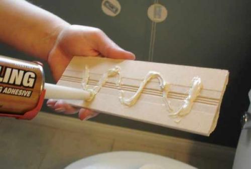 На что клеить потолочный плинтус из полиуретана. Клей для полиуретановых плинтусов: виды клея, расчёт количества и пошаговая инструкция для приклеивания стыков и потолочных плинтусов
