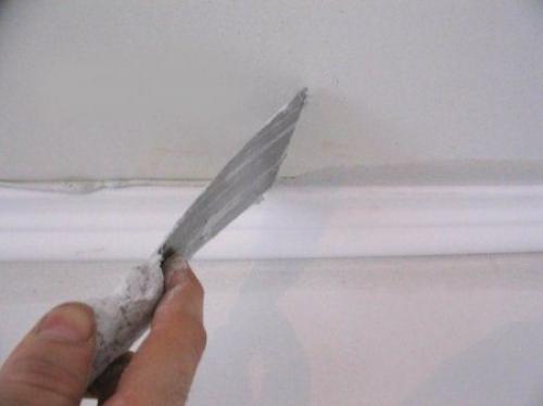 Чем клеить потолочный плинтус на обои. Способы приклеивания плинтусов