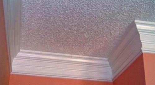 Откуда начинать клеить плинтус потолка. Монтаж плинтуса до чистовой отделки 07