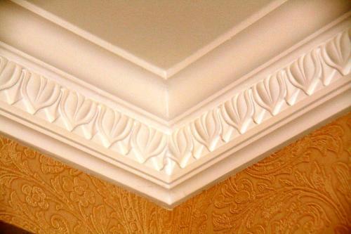 Как согнуть потолочный плинтус. Все о монтаже и ремонте потолков своими руками 14