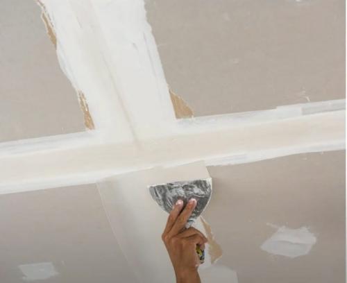 Что творится под натяжным потолком. Плюсы натяжного потолка