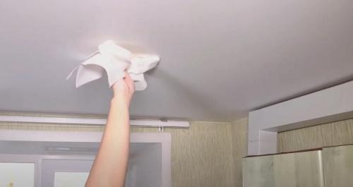 Что творится под натяжным потолком. Плюсы натяжного потолка