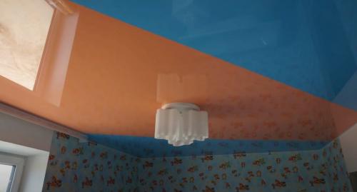 Что творится под натяжным потолком. Плюсы натяжного потолка