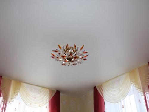 Срок службы натяжного потолка более чем 15 лет. Осторожно, пластиковый (ПВХ) багет! 09