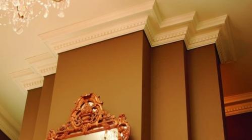 Багет потолочный полиуретановый. Особенности полиуретановых потолочных плинтусов