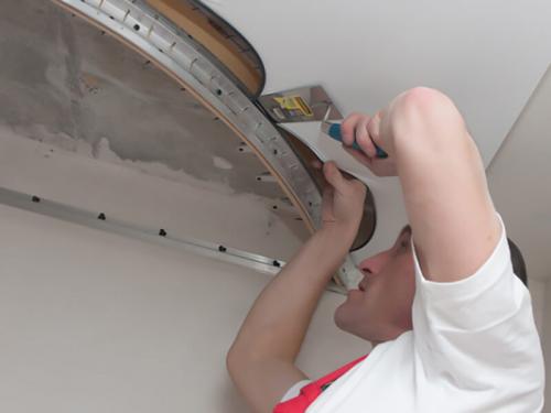 Сколько по времени натягивают потолок в ванной. Этапы создания натяжных конструкций