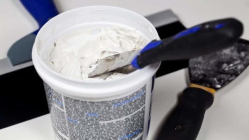 Чем клеить потолочный плинтус на обои. Как приклеить потолочный плинтус на обои – пошаговая инструкция