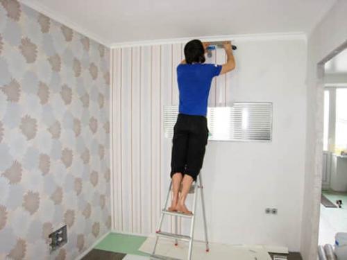 Чем клеить потолочный плинтус на обои. Как приклеить потолочный плинтус на обои – пошаговая инструкция