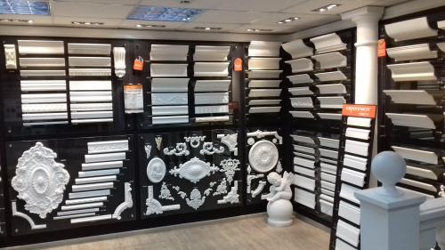 На что и как клеить потолочный багет из полиуретана. Установка плинтусов 11 На что и как клеить потолочный багет из полиуретана. Установка плинтусов 11