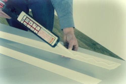 На что и как клеить потолочный багет из полиуретана. Установка плинтусов 01 На что и как клеить потолочный багет из полиуретана. Установка плинтусов 01