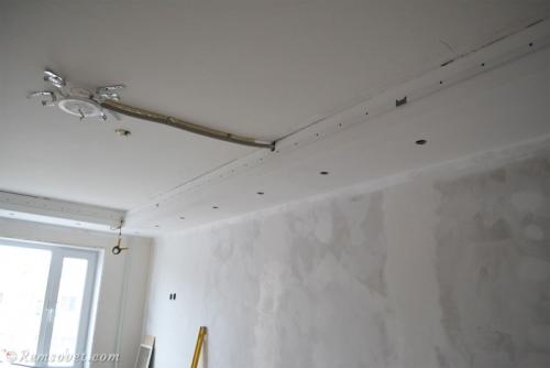 Какой стороной крепить багет для натяжного потолка. Как закрепить багет для натяжного потолка?