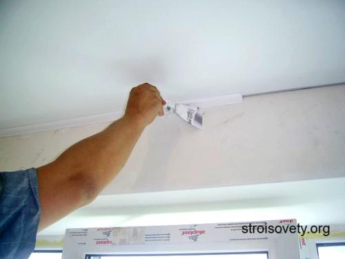 Как подрезать багет натяжного потолка. Потолочный плинтус для натяжных потолков: установка своими руками