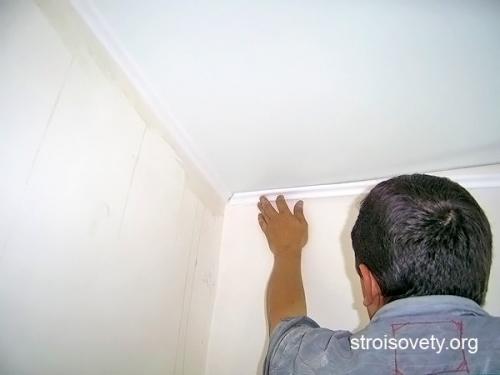 Как подрезать багет натяжного потолка. Потолочный плинтус для натяжных потолков: установка своими руками