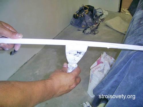 Как подрезать багет натяжного потолка. Потолочный плинтус для натяжных потолков: установка своими руками