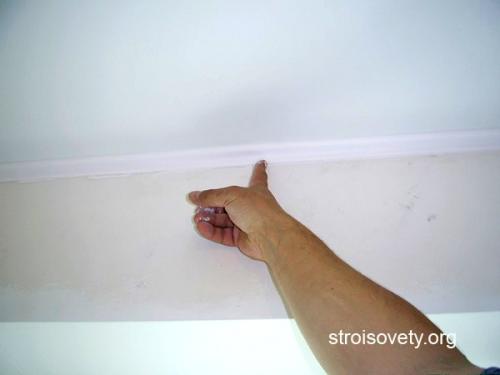 Как подрезать багет натяжного потолка. Потолочный плинтус для натяжных потолков: установка своими руками
