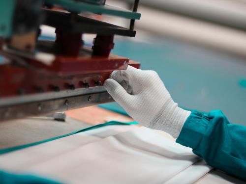 Сколько по времени натягивают потолок в ванной. Сколько времени требуется на изготовление полотна?