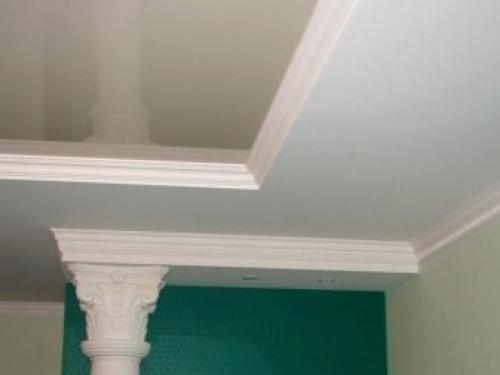 Как клеить плинтуса из пенопласта на натяжной потолок. Виды плинтусов 08