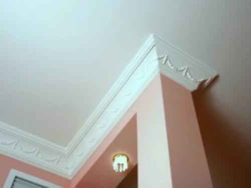 Как клеить плинтуса из пенопласта на натяжной потолок. Виды плинтусов 04