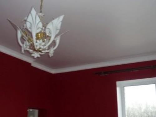 Как крепится натяжной потолок. Распространенные способы крепления натяжного потолка к потолку 08