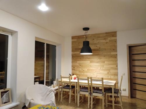 Плюсы и минусы натяжных потолков в частном доме. Натяжной потолок в частном доме: плюсы и минусы