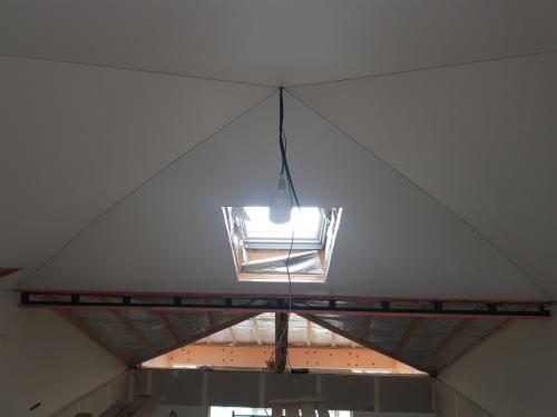 Плюсы и минусы натяжных потолков в частном доме. Натяжной потолок в частном доме: плюсы и минусы