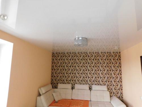 Минимальная высота натяжного потолка