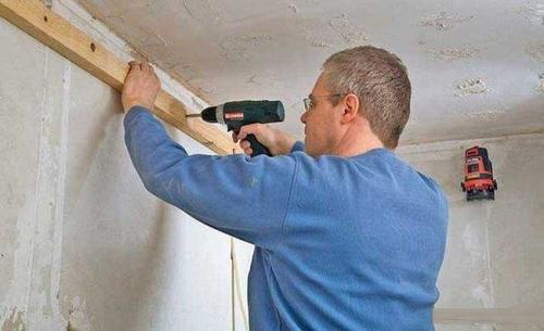 Установка натяжного потолка на пластиковые панели. Сооружение обрешетки из бруса включает в себя следующие этапы: