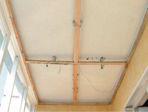 Установка натяжного потолка на пластиковые панели. Сооружение обрешетки из бруса включает в себя следующие этапы: