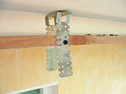 Установка натяжного потолка на пластиковые панели. Сооружение обрешетки из бруса включает в себя следующие этапы: