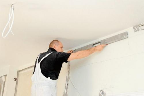 Установка натяжного потолка на пластиковые панели. Сооружение обрешетки из бруса включает в себя следующие этапы: