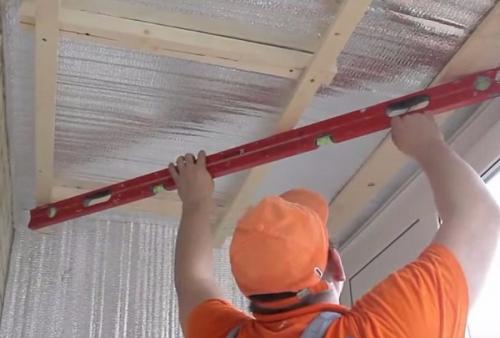 Установка натяжного потолка на пластиковые панели. Сооружение обрешетки из бруса включает в себя следующие этапы: