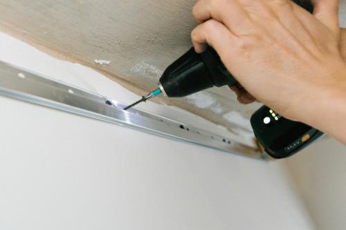 Натяжной потолок своими руками без нагрева и его установка