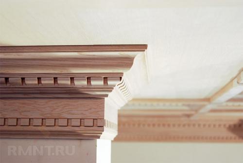 Как склеить и состыковать потолочный плинтус в углах. Необходимость стыковки потолочного плинтуса 03