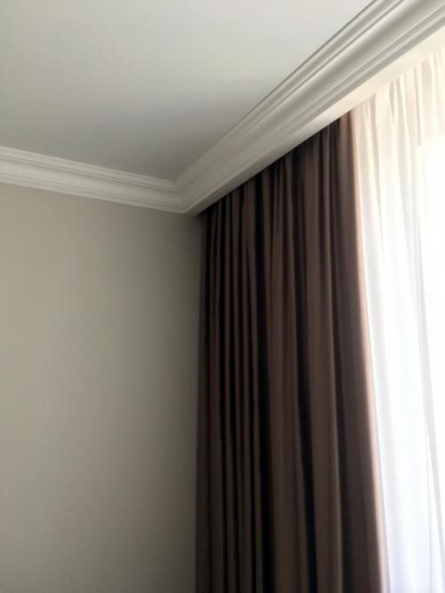 Декоративный карниз для натяжного потолка. Карнизы для натяжного потолка