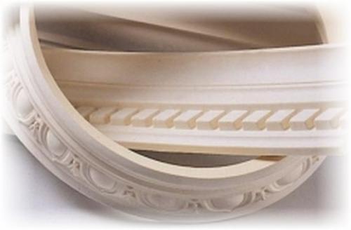 Как клеить багет на натяжной потолок самостоятельно. Особенности процесса установки плинтуса 09