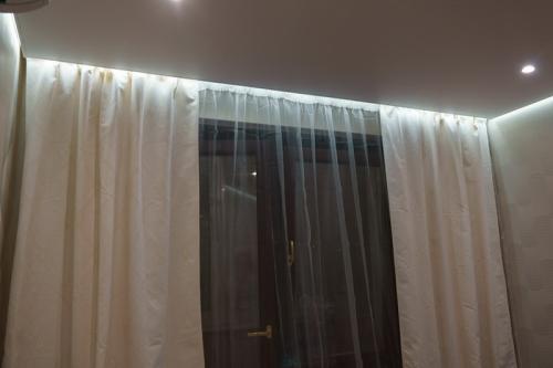 Декоративный карниз для натяжного потолка. Карнизы для натяжного потолка