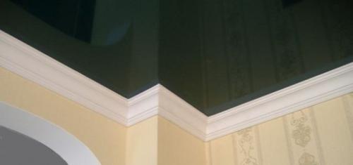 Как клеить багет на натяжной потолок самостоятельно. Особенности процесса установки плинтуса 16