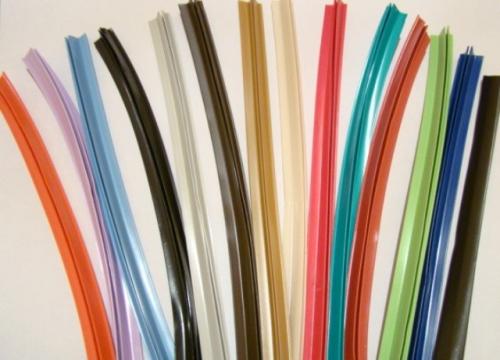 Как клеить багет на натяжной потолок самостоятельно. Особенности процесса установки плинтуса 13