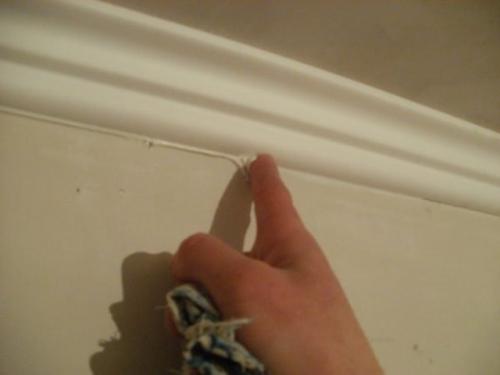Как клеить багет на натяжной потолок самостоятельно. Особенности процесса установки плинтуса 12