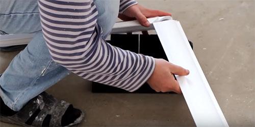 Как клеить плинтус потолочный. Как правильно резать углы потолочного плинтуса