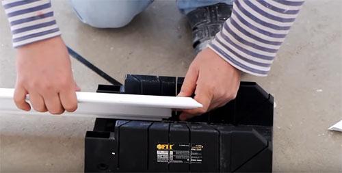 Как клеить плинтус потолочный. Как правильно резать углы потолочного плинтуса