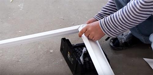 Как клеить плинтус потолочный. Как правильно резать углы потолочного плинтуса