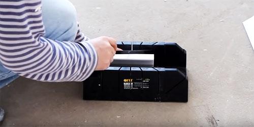 Как клеить плинтус потолочный. Как правильно резать углы потолочного плинтуса