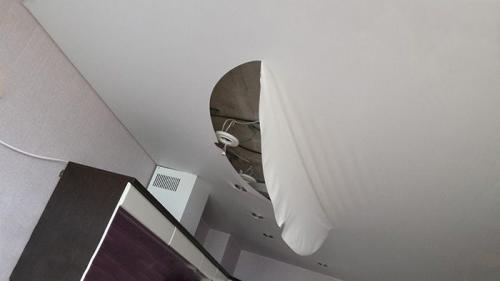 Можно ли заклеить натяжной потолок скотчем. Как заклеить натяжной потолок: способы практичные и оригинальные