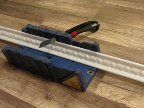 Как приклеить плинтус на натяжной потолок. Как клеить? 02